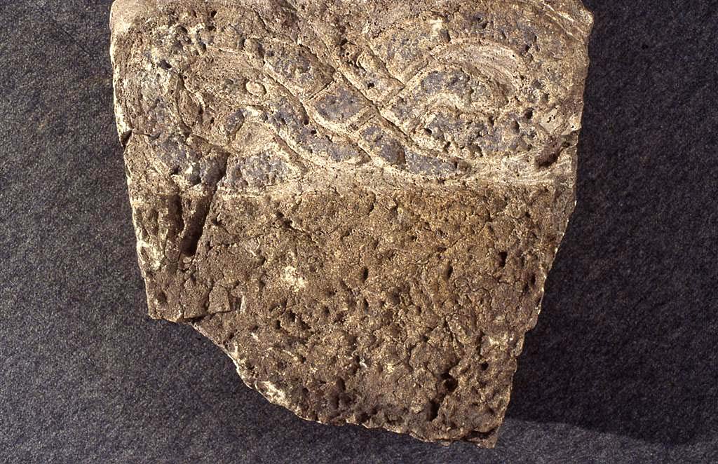 Den funna gavelhällen till en s.k. Eskilstunakista tyder också på att det legat en träkyrka här tidigare. Foto: Jönköpings läns museum